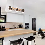 Stone Luxe Sea View Villa - Heated Pool & Garden *